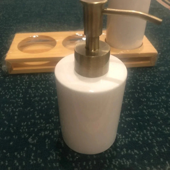 3 pc bathroom set /new with tags/white and gold - Picture 4 of 4